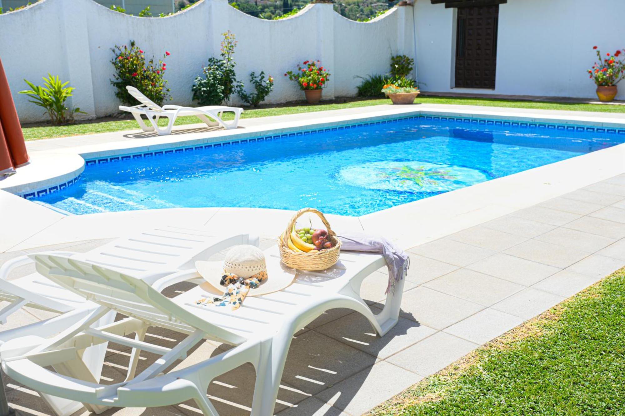 Amplia Casa Rural Con Precioso Jardin Cerca De Malaga Capital. Стая снимка