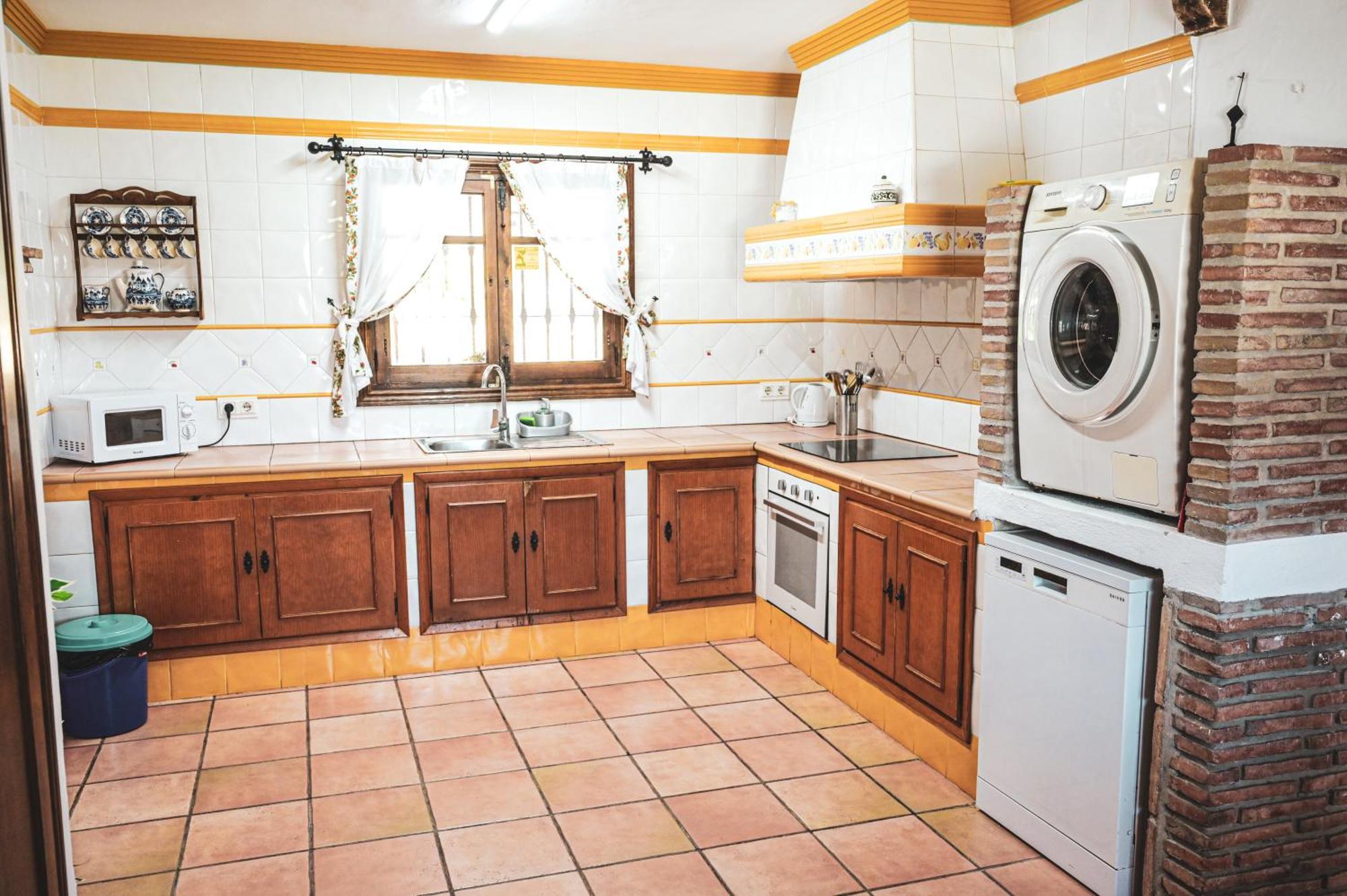 Amplia Casa Rural Con Precioso Jardin Cerca De Malaga Capital. Стая снимка
